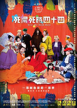瀑布下的中年妇女