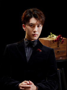私奴跪着伺候主人vk