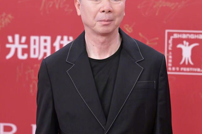 冯小刚新片《抓特务》亮相上影节，雷佳音胡歌飙戏背后：那些年我们追过的谍战片，藏着多少童年阴影？
