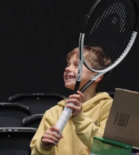 辛纳巴黎大师赛暖心一幕：22连胜创纪录后，为何把球拍送给小球迷？