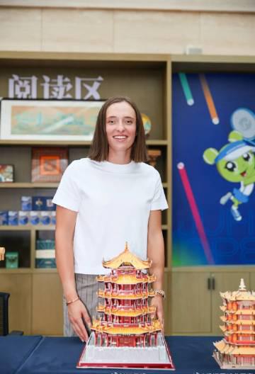 波兰网球女神斯瓦泰克打卡中国建筑科技馆，亲手拼插黄鹤楼模型大呼过瘾！