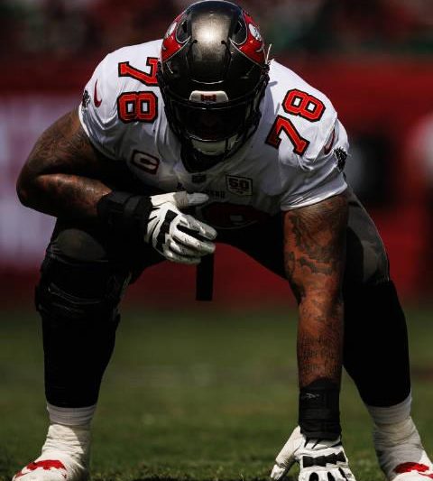 揭秘NFL球员惊人身体素质：196厘米巨汉如何从泳池一跃而出