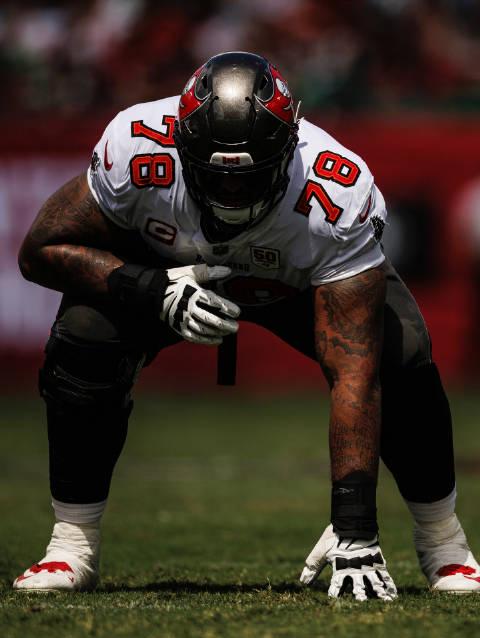 揭秘NFL球员惊人身体素质:196厘米巨汉如何从泳池一跃而出