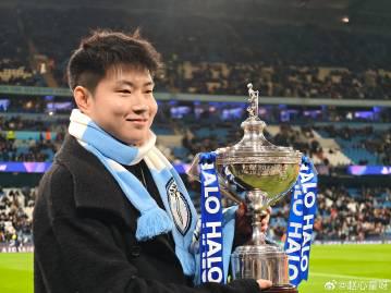 台球冠军赵心童现身曼城主场,获赠147号球衣见证跨界体育情缘