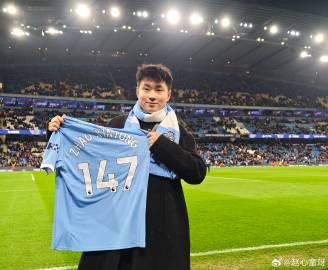 台球冠军赵心童现身曼城主场,获赠147号球衣见证跨界体育情缘