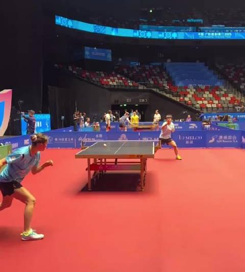 孙颖莎训练现场曝光！汗水浸透球衣背后的成功秘诀