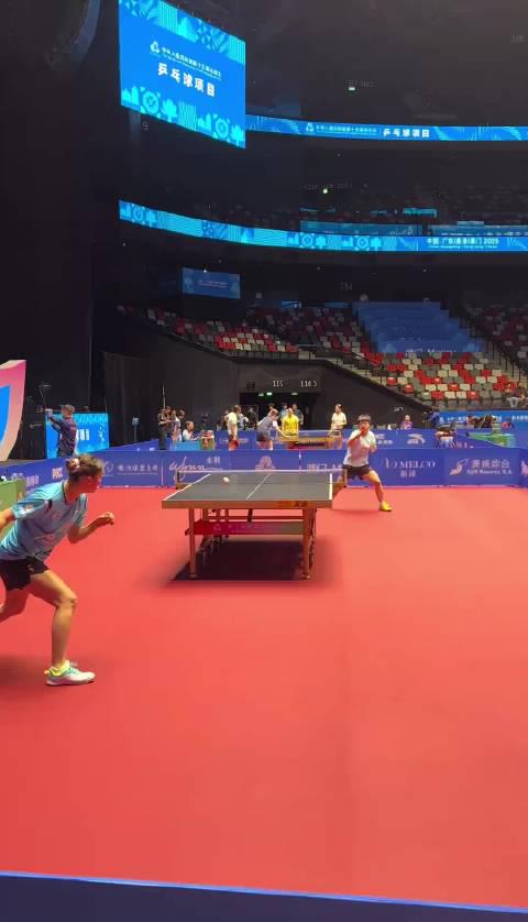 孙颖莎训练现场曝光!汗水浸透球衣背后的成功秘诀