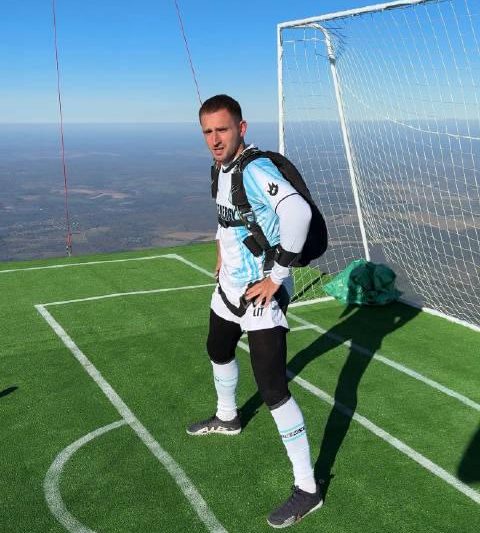 1700米高空踢球？海外华人别羡慕，这些国内热门内容你也能轻松追！