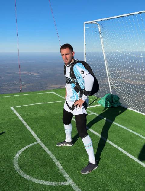 1700米高空踢球?海外华人别羡慕,这些国内热门内容你也能轻松追!